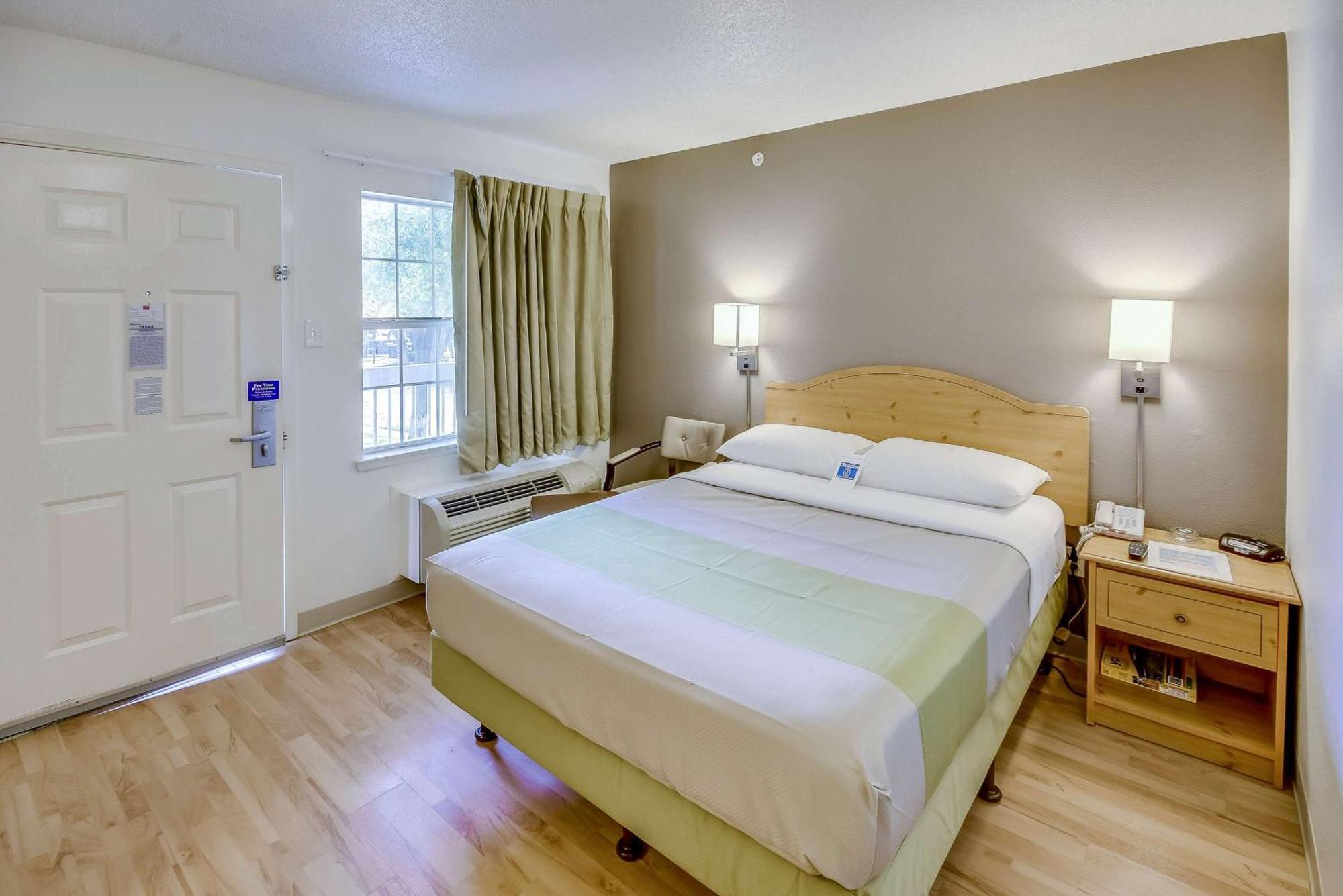 1 Queen Bed