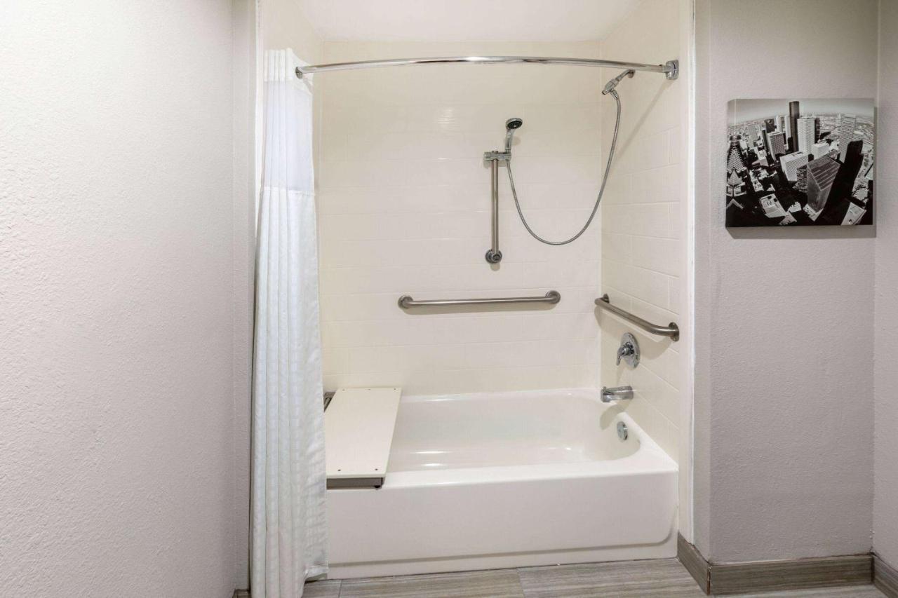 Double Room Full Bed Mobility Hearing Impaired Accessible or Non-Smoking