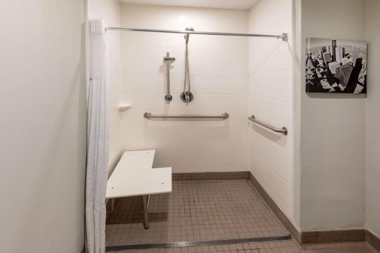 Double Room Full Bed Mobility Hearing Impaired Accessible or Non-Smoking