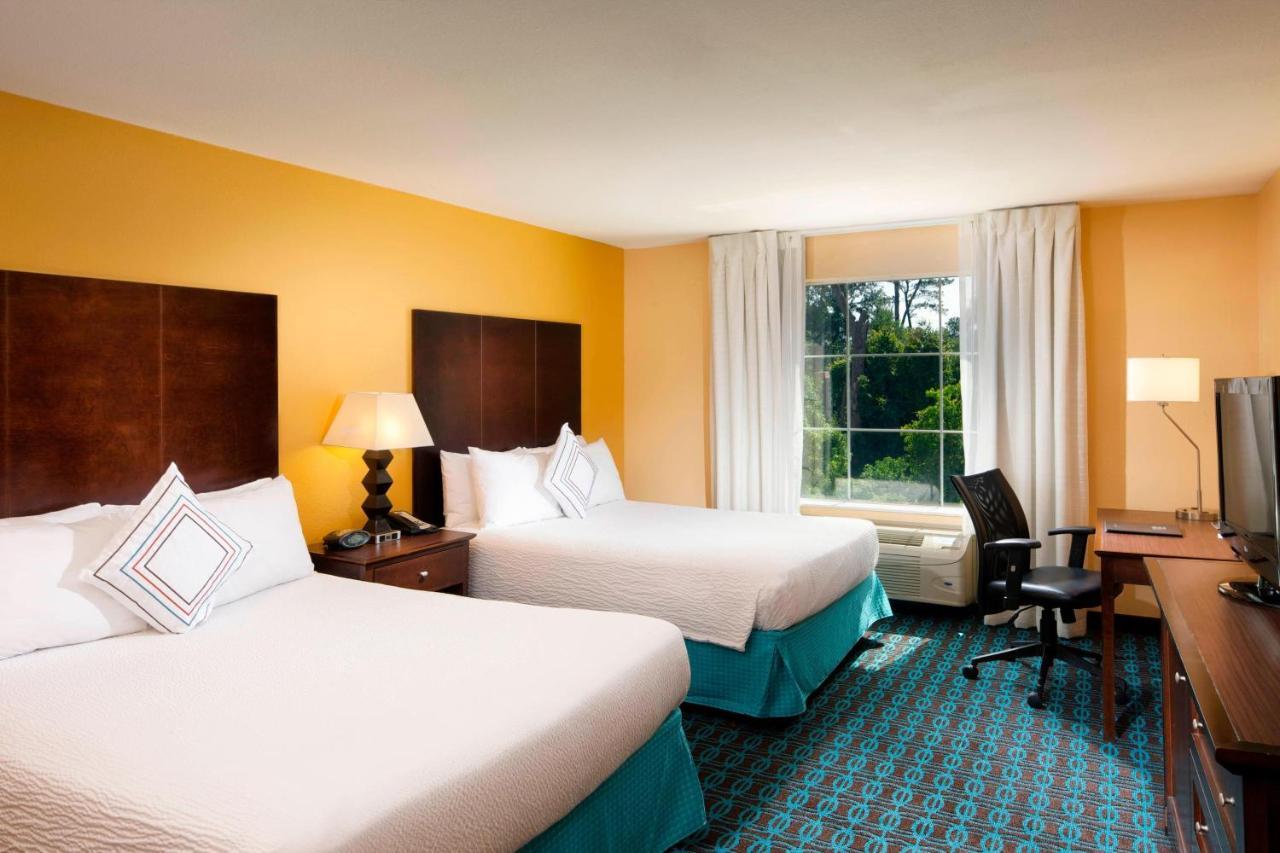 Queen Room with Two Queen Beds - Hearing Accessible