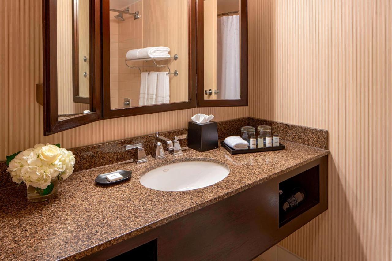 Traditional Concierge lounge access Guest room 1 Queen,1633677765:JPEG