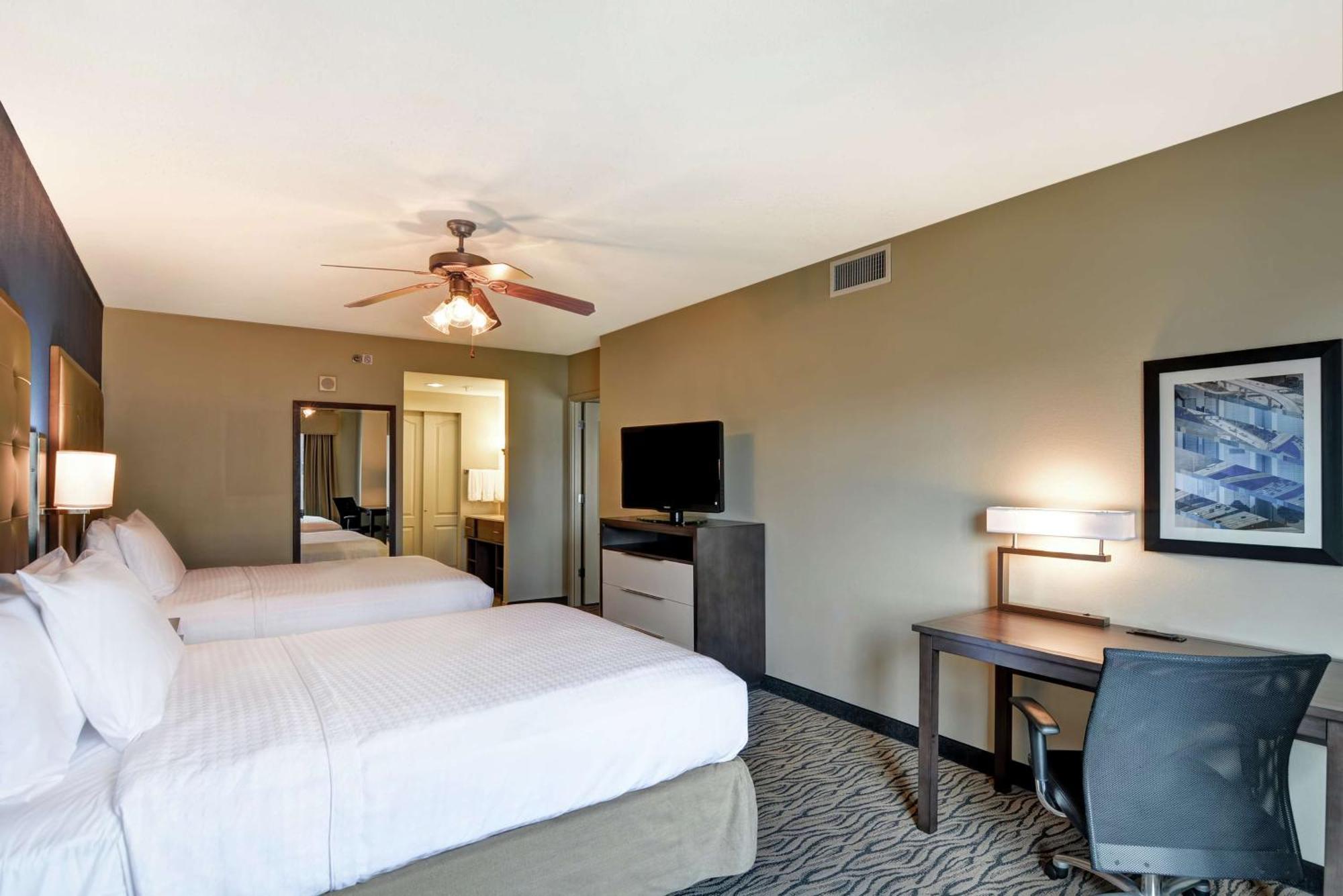 One-Bedroom Queen Suite Two Queen Beds