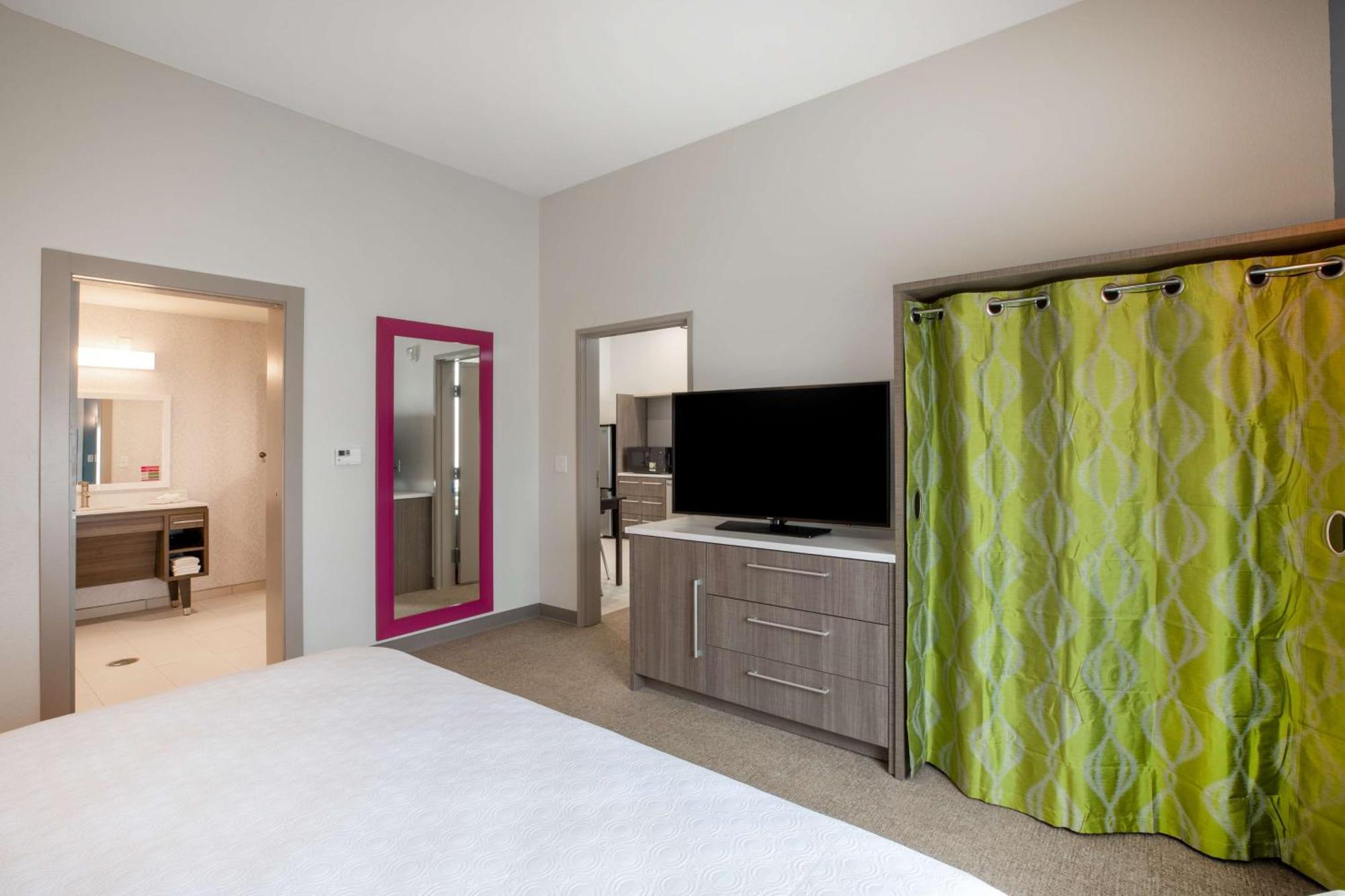 One-Bedroom King Suite - Non-Smoking,1551651316:JPEG