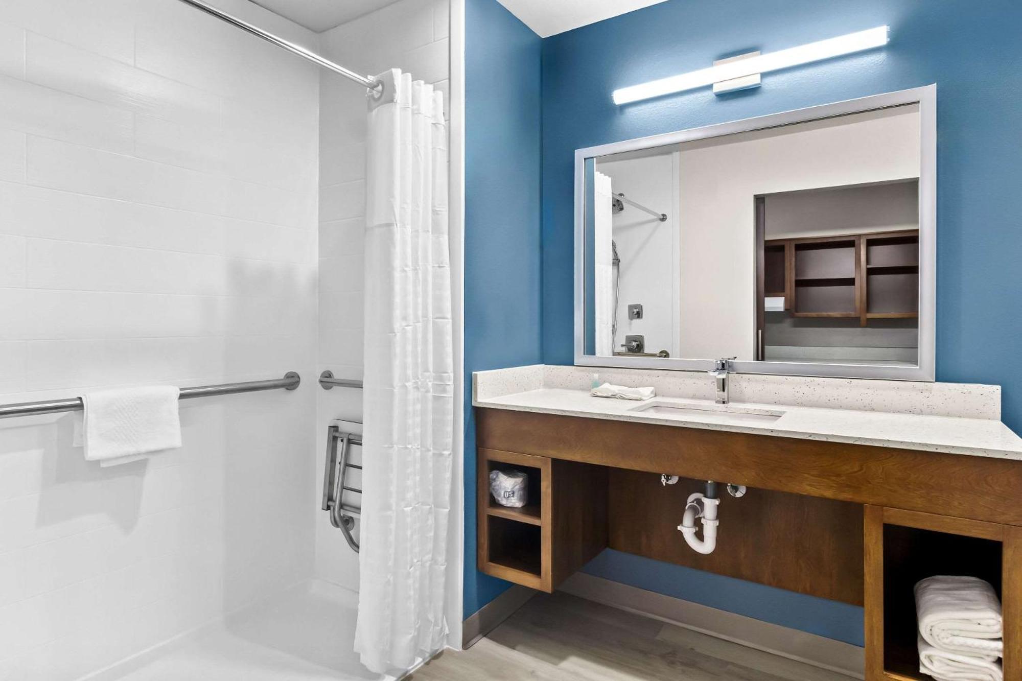Queen Suite with Roll-In Shower - Disability Access/Non Smoking
