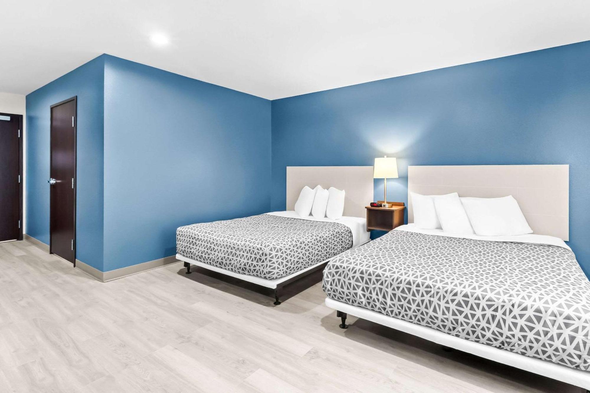 Queen Suite with Two Queen Beds and Tub - Disability Access/Non Smoking