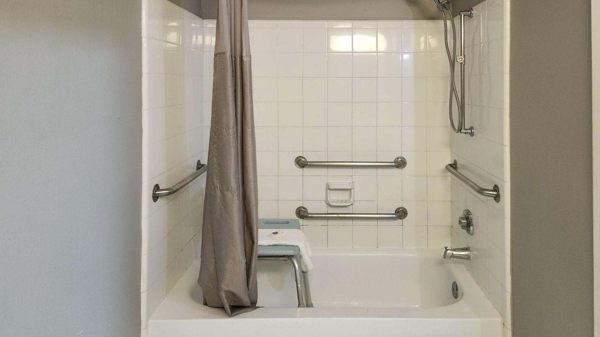 1 Queen Bed | ADA or Tub Non-smoking