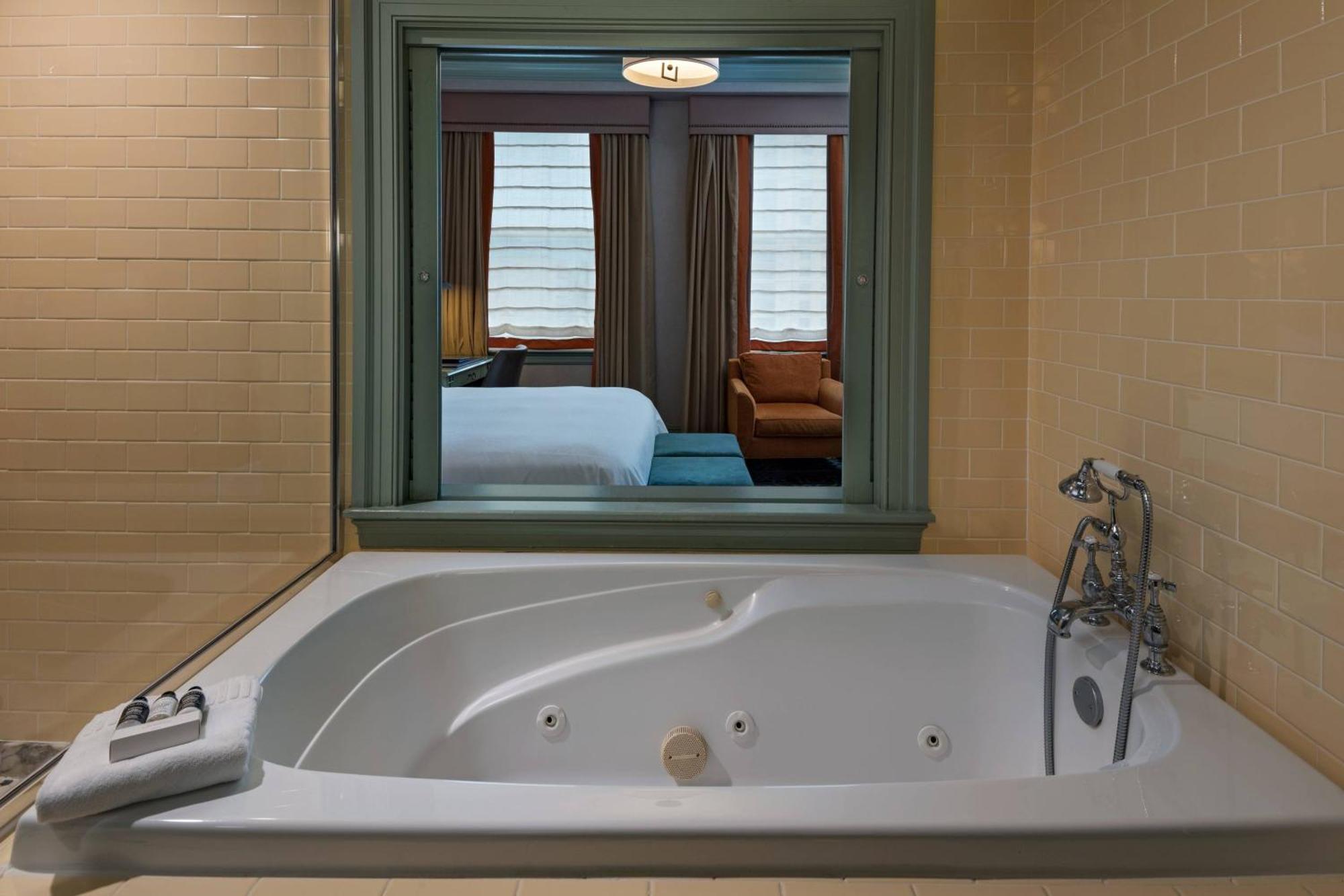 King Room Whirlpool City View