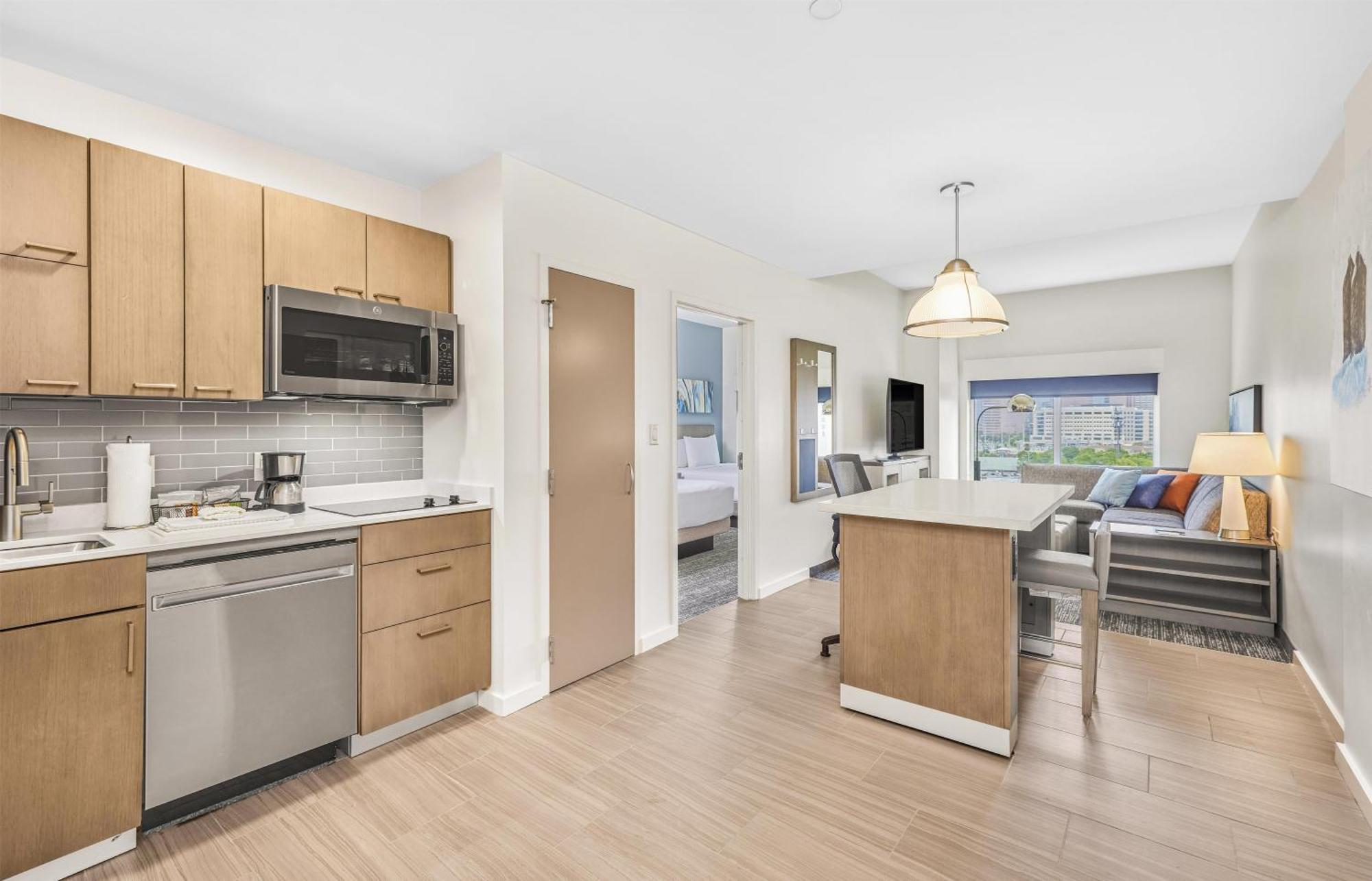 One Bedroom Kitchen Suite Two Queen Beds Sofa Bed,1708342423:JPEG