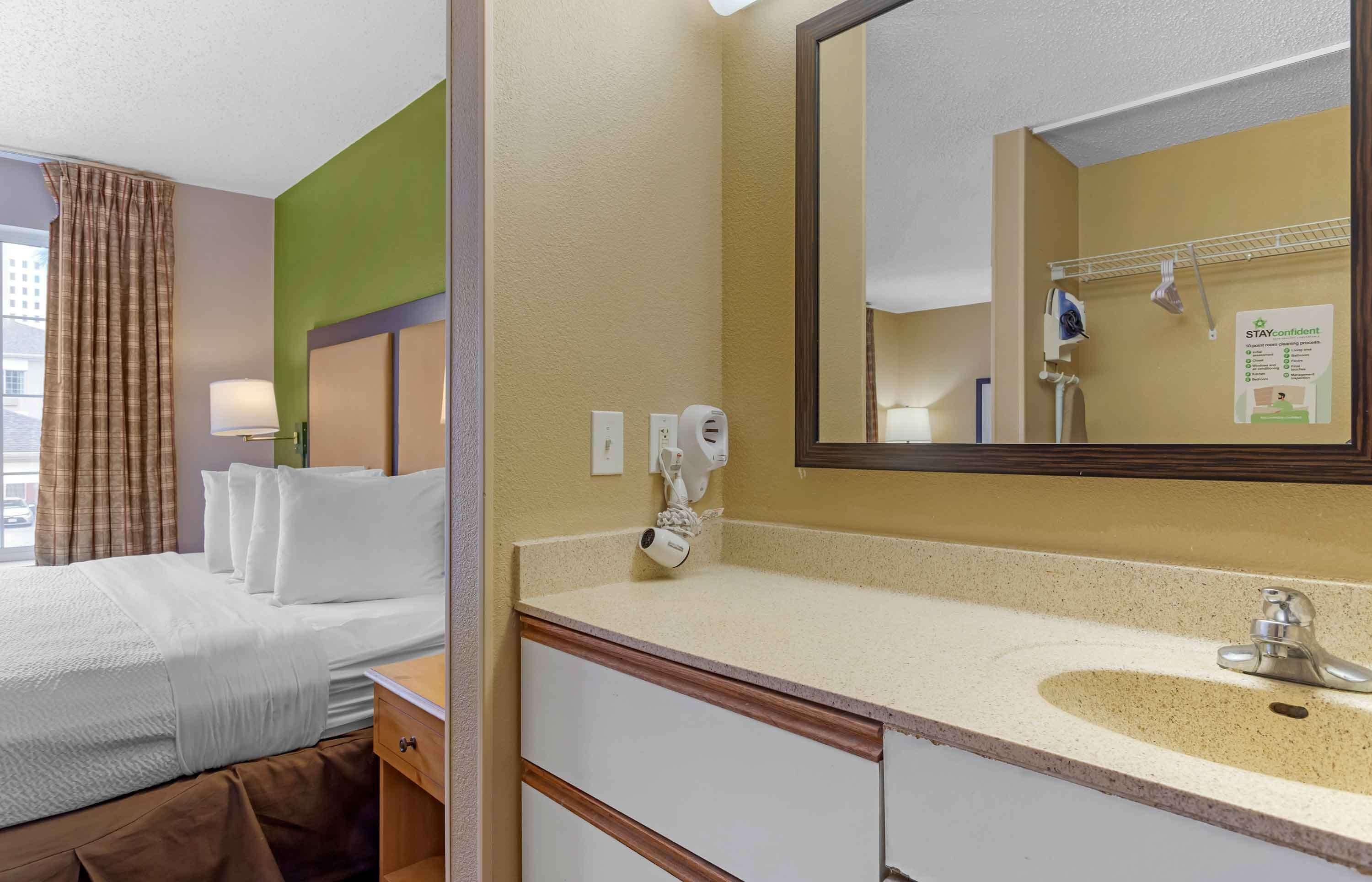 Deluxe Studio 1 King Bed Non-Smoking