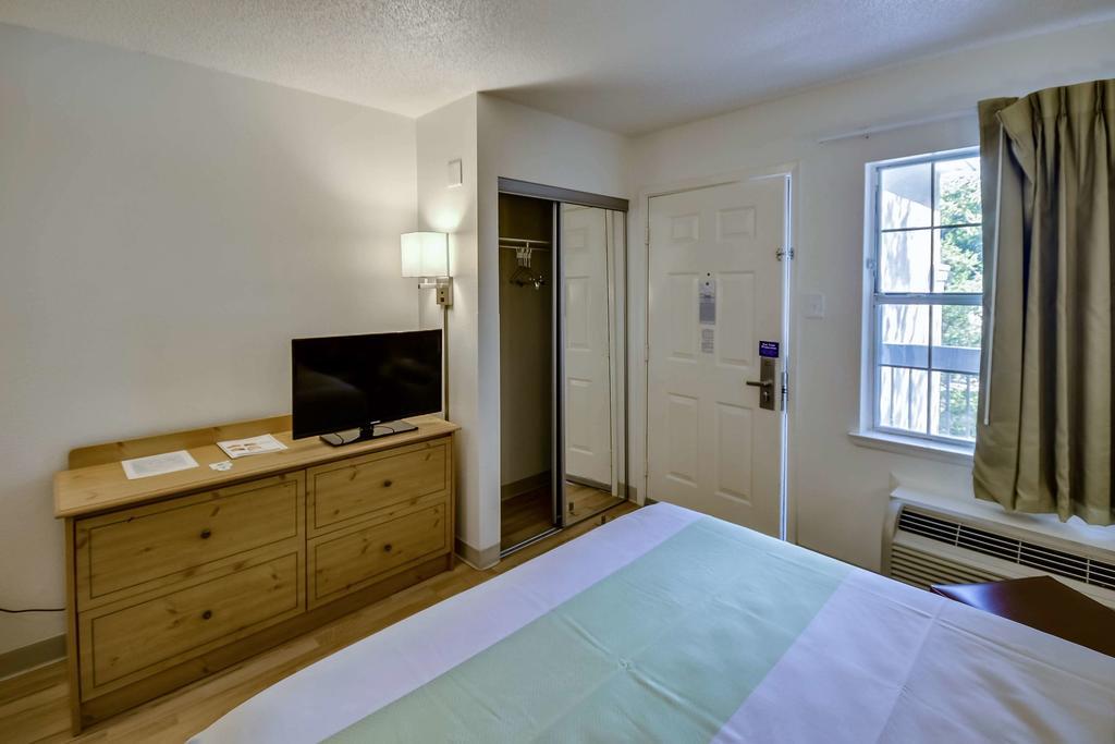 1 Queen Bed