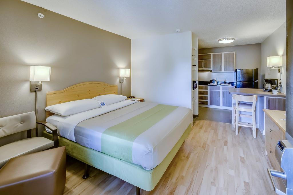 1 Queen Bed