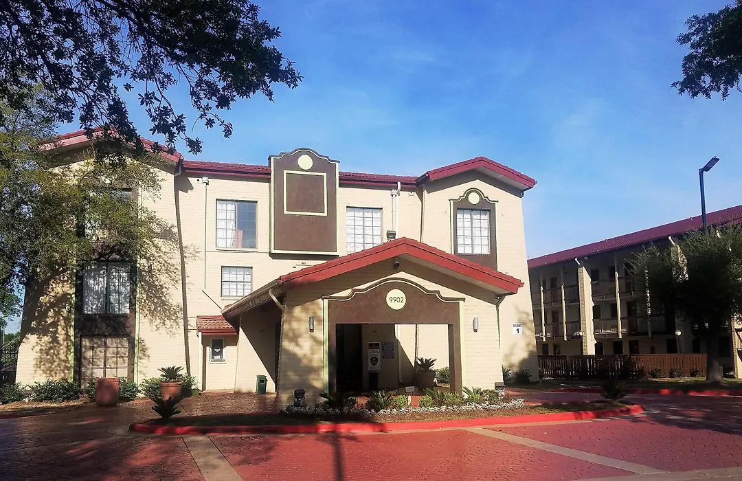 Red Roof Inn & Suites Houston- Hobby Airport-1