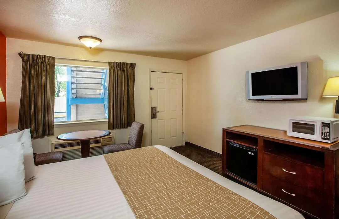 Travelodge By Wyndham Houston Hobby Airport-1