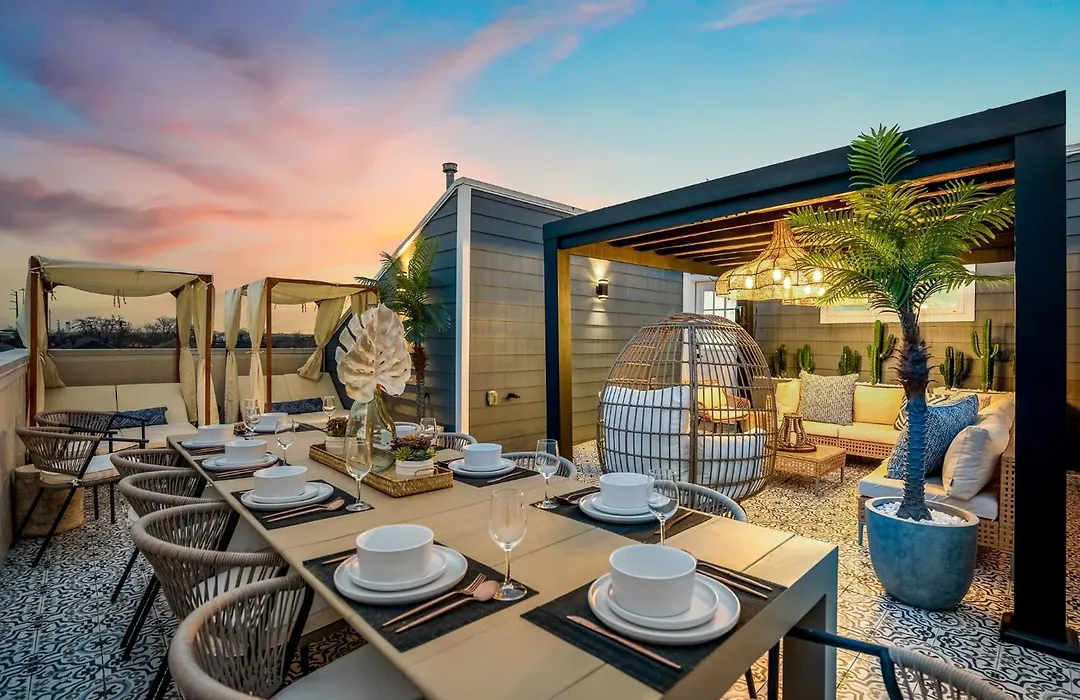 The Green Haus: Luxxe Cabana Rooftop Retreat-1